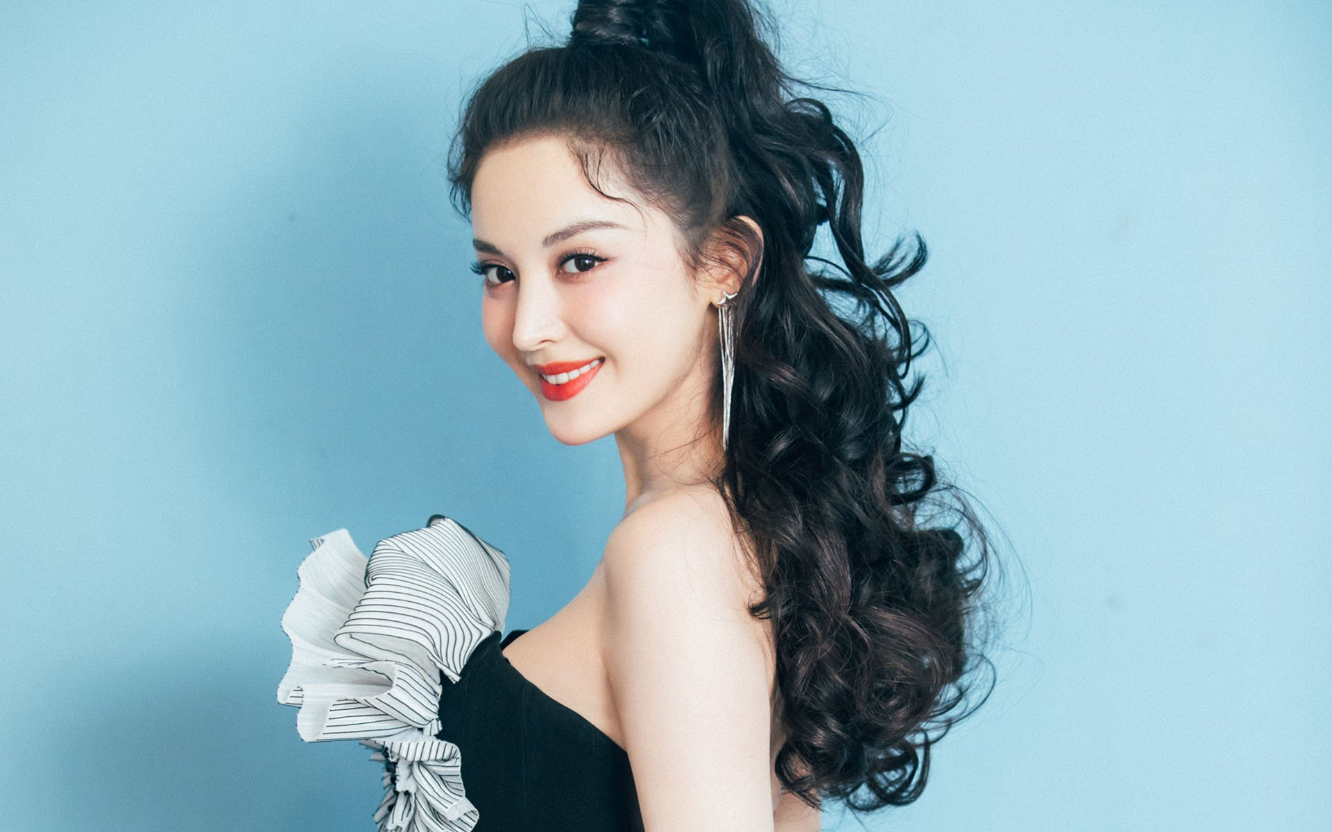 掘金大胜雷霆,常规赛巅峰对决中约基奇锁死对手,掘金会退役约基奇的球衣