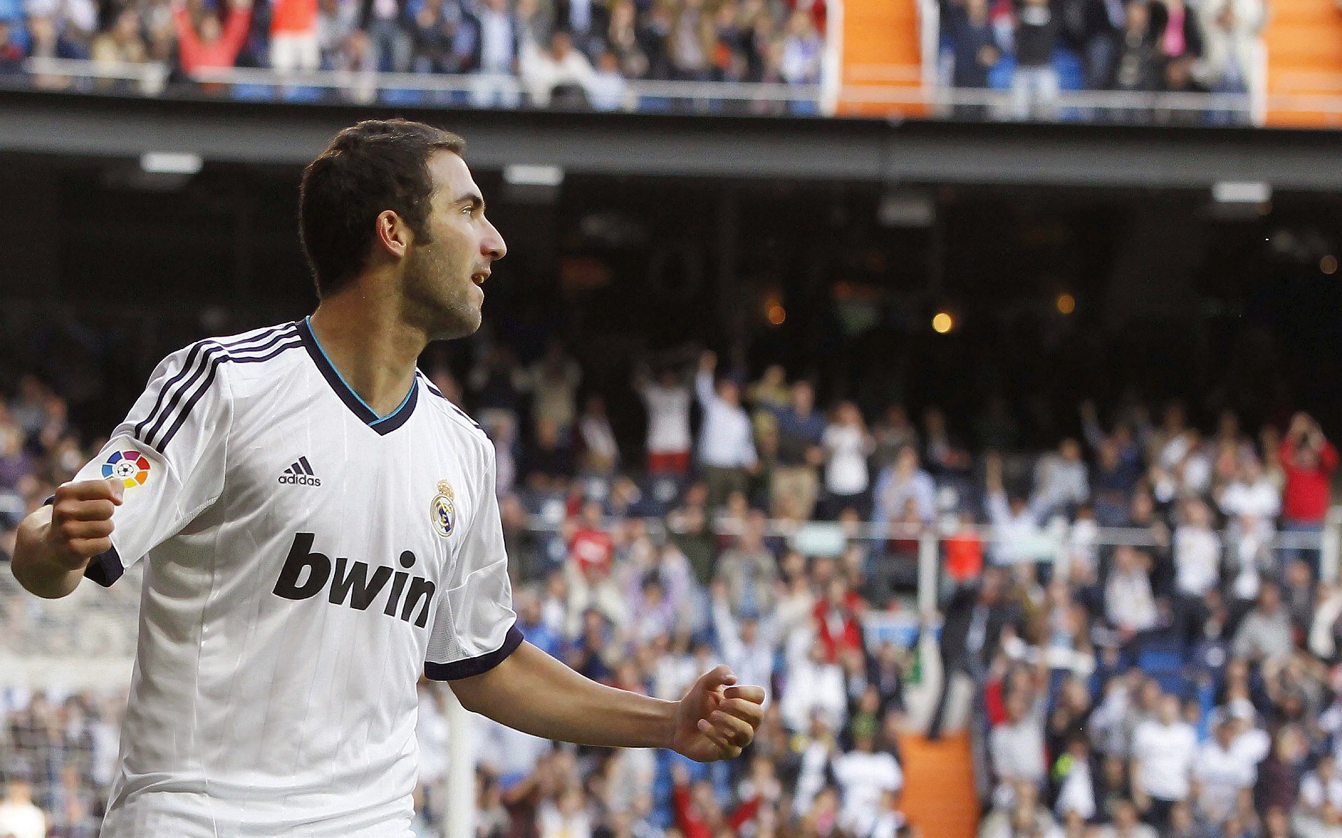 爱游戏网页版-逆境中的奇迹：那些不被看好的队伍如何冲击季后赛？